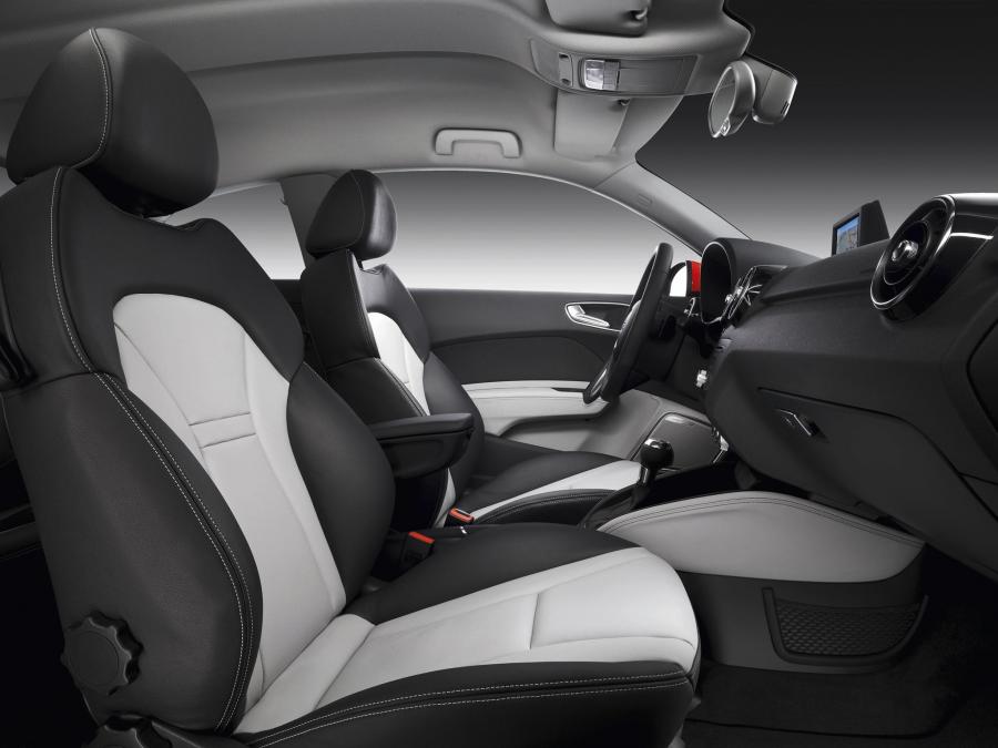 Интерьер Audi A1 TFSI 2010 года  (фото 23 из 29)